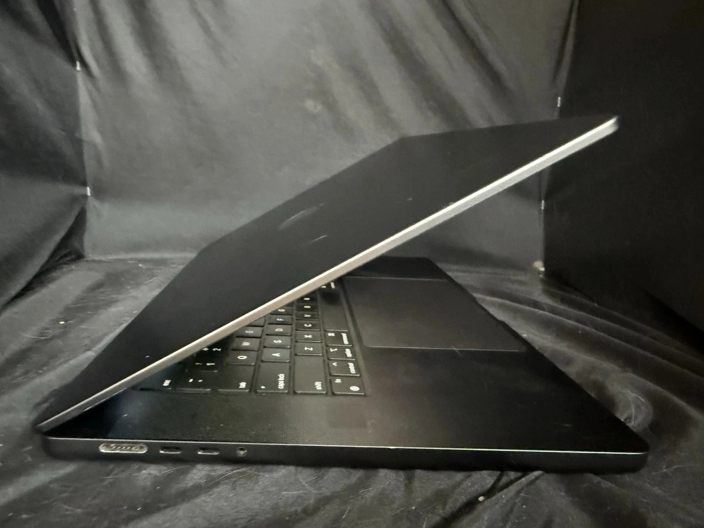 Apple MacBook Pro 16 2023 M3 Max 16-Core 40-Core 64GB 4TB Space Black Excellent